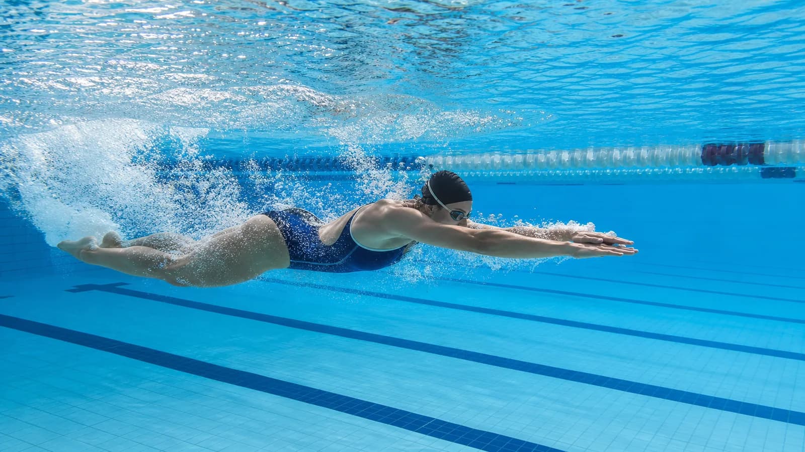 Nageur en brasse vu sous l'eau pendant la coordination bras-jambes.